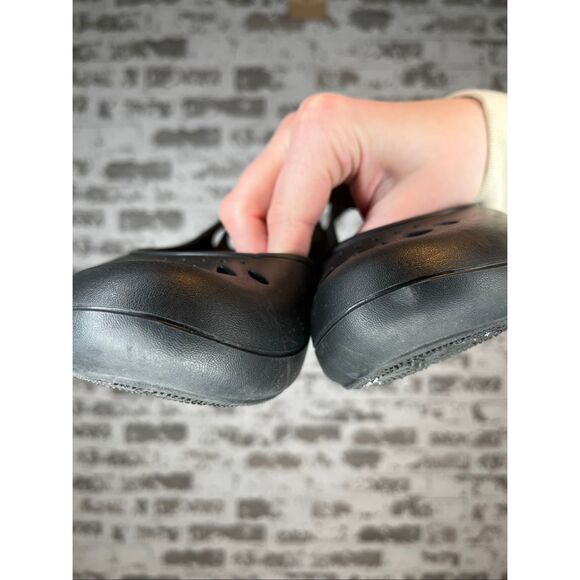 Crocs | women black flat rubber shoes - Picture 4 of 7